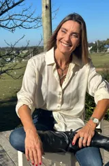 Collar plateado con cadena de eslabones grandes y dije en forma de estrella con puntas. El dije tiene incrustaciones de strass.