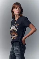 Remera negra de algodón con teñido vintage y corte ajustado. Estampa central con diseño de serpiente con detalles bordados en hilo de lurex y mostacillas.