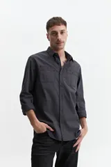 Camisa de manga larga gris oscuro, corte slim, con cartera abotonada, dos bolsillos frontales con botón y confeccionada en 100% algodón.