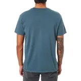 Remera azul de manga corta con bolsillo en el pecho.