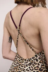 Malla entera con estampado animal print, escote redondo y breteles finos cruzados en la espalda.