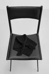 Pañoleta triangular de punto color negro, tejida en hilatura de algodón.