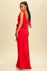 Vestido largo de fiesta color borgoña, con escote en V, mangas con volados, talle drapeado con flor decorativa y falda con abertura lateral.