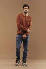 Pantalón de jean skinny azul oscuro, tiro medio, con bolsillos delanteros y traseros.