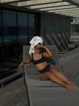 Top de bikini negro con breteles anchos y escote cuadrado.