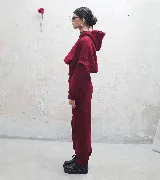 Buzo hoodie gris de tela deportiva con faja estilo corset y detalle de puño en manga.