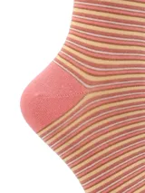 Calcetines largos hasta la rodilla, color rosa con rayas horizontales amarillas.