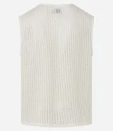 Musculosa de hombre color beige, tejida con textura rendada y cuello redondo.