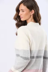 Buzo tejido de tacto suave con diseño de rayas horizontales en blanco, gris claro, gris oscuro y rosado. Presenta cuello redondo y terminaciones acanaladas en puños y dobladillo.