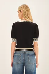 Cardigan negro de viscosa con lurex, manga corta y cierre con botones a presión.