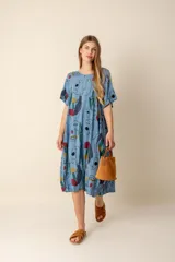 Vestido largo con estampado floral multicolor, de corte amplio y mangas cortas.