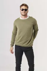 Sweater verde oliva de punto con cuello redondo y mangas largas.