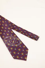 Corbata de seda color rojo con estampado de micro lunares y logo de la marca serigrafiado en blanco.