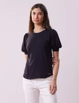Remera blanca de modal con cuello redondo y mangas cortas abullonadas con puño.