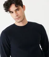 Suéter azul marino de corte slim, cuello redondo y manga larga, confeccionado en algodón texturizado.