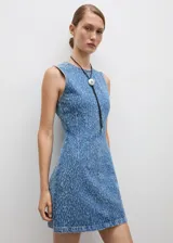 Vestido corto de denim azul con cuello redondo y sin mangas.
