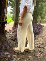 Pantalón largo de corte relajado color amarillo, con diseño ligero y cómodo para el verano.