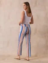 Pantalón recto de gabardina elastizada con estampado floral multicolor. Pretina ancha elastizada. Marca Zac & Rachel.