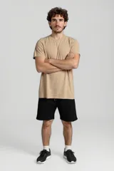 Remera celeste de algodón, manga corta y cuello redondo.