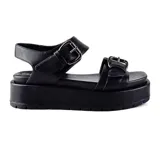 Sandalia de plataforma negra con doble franja frontal y hebilla decorativa, diseño cómodo y elegante.