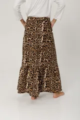 Pollera larga con estampado animal print, corte ajustado a la cadera y volado en el ruedo.