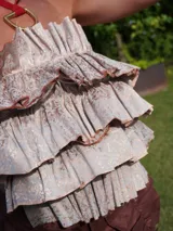 Top strapless con estampado floral, con elástico en la espalda y volados estructurados en la parte delantera.