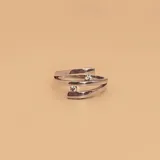 Anillo de plata 925 con diseño abierto y dos circonias engarzadas.