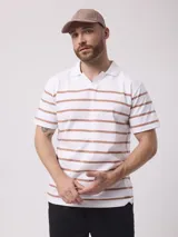 Remera de hombre blanca con rayas horizontales color marrón claro, cuello polo y mangas cortas.