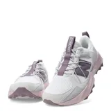 Championes New Balance Trail Trektrel para mujer, color blanco con detalles en gris y lila.