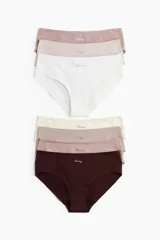 Pack de 7 bombachas de punto en colores rosa, blanco, beige y marrón, con cintura estándar, cobertura media y refuerzo interior. Cada bombacha tiene bordado el nombre de un día de la semana.