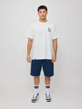 Remera negra de algodón con estampado blanco en el frente y la espalda con el logo de la marca Rusty.