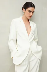 Blazer color crema a rayas verticales finas, de corte recto y solapas clásicas.