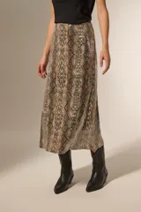 Falda midi de corte recto con estampado de piel de serpiente en tonos marrones y negros.