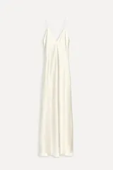 Vestido midi color blanco hueso de satén con escote en V y tirantes finos regulables.