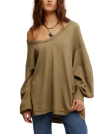 Buzo blanco de tejido waffle con escote en V y hombros caídos.