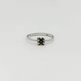 Anillo de plata 925 con detalle de granate, diseño elegante y minimalista.