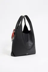 Bolso de mano negro con exterior de piel y estructura blanda. Incluye asa extraíble, bolsillo interior y etiqueta de tejido. Presenta logo metálico BIMBA Y LOLA con acabados metálicos plateados.