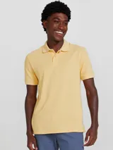 Camiseta tipo polo de manga corta, color azul oscuro, con cuello y tapeta de dos botones.