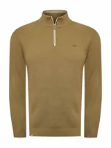 Sweater color dorado con cuello alto y medio cierre. Tejido en mezcla de algodón orgánico y seda.