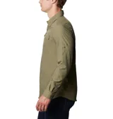 Camisa de manga larga color beige, con cuello abotonado, cierre frontal con botones, dos bolsillos con solapa en el pecho y tecnología Omni-Shade UPF 50 para protección solar y Omni-Wick para absorción de humedad y secado rápido. Mangas enrollables con soportes para lengüetas.
