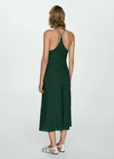Vestido midi verde oscuro con estampado de rayas diagonales finas, cuello halter y tirantes finos.