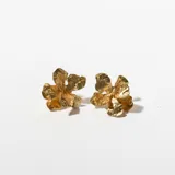Par de caravanas doradas con forma de flor.