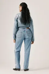Pantalón de jean celeste de corte recto con detalles de strass en los laterales.