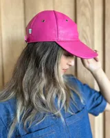 Gorra tipo visera de cuero color celeste, talle único ajustable.