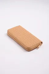 Billetera rectangular color beige con cierre de cremallera y textura tejida en relieve.