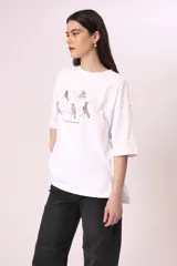 Remera negra de corte oversize con estampado abstracto en tonos rojos, grises y blancos.