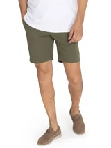 Short de hombre color verde oliva, de corte recto y largo a la rodilla. Confeccionado en tejido liviano de secado rápido con protección UV 50+.