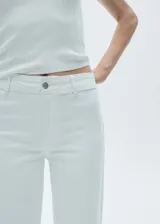 Pantalón de jean celeste de corte culotte, tiro alto, con bolsillos traseros, bajo deshilachado y cierre de cremallera y botón.