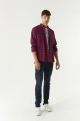 Camisa de viyela a cuadros rojos y azules, corte regular y logo bordado.