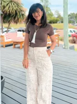 Remera celeste de algodón, de corte clásico y manga corta.